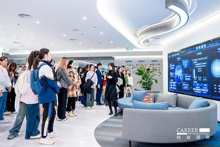 知名人力资源供应商kdpay钱包(中国)国际在企业参访活动中为拜访嘉宾与学生介绍公司基本情况